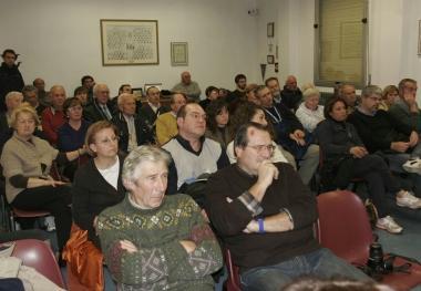 Nelle foto due momenti dellassemblea sulla Declassata alla Circoscrizione Sud   