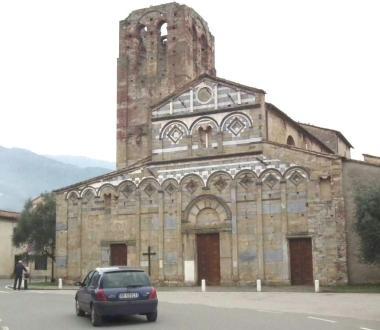 La pieve romanica e il campanile alle spalle 