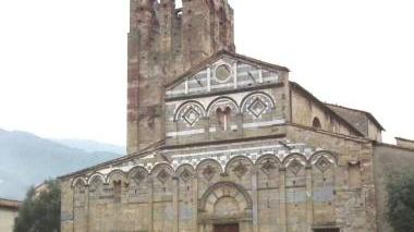 La pieve romanica e il campanile alle spalle