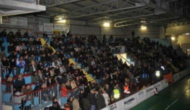Uno scorcio degli spalti del palazzetto dello sport gremiti di pubblico 