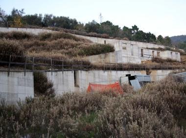 Il cantiere abbandonato sulla collina della Baccanella vicino a Quiesa   