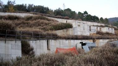 Il cantiere abbandonato sulla collina della Baccanella vicino a Quiesa