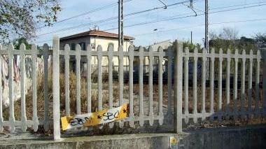 <b>VIA SAN MARTINO. </b>Attraversamento murato e chiuso da staccionate in cemento. Univa Ardenza Terra con Collinaia (via Grotta delle fate).