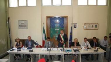 In alto l’aula del consiglio comunale di Seravezza
