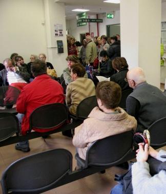 Gente in attesa al Centro Giovannini 