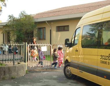 Uno scuolabus davanti ad una materna comunale    