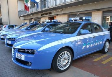 Volanti della polizia davanti alla questura di Pistoia in via Macall&egrave;           