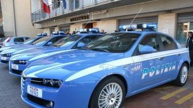 Volanti della polizia davanti alla questura di Pistoia in via Macallè