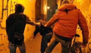 Denunciati tre ragazzi per le botte a un uomo che li rimproverava