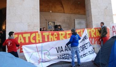 Rebeldia, campeggio improvvisato sotto il palazzo del Comune