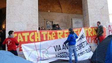 Rebeldia, campeggio improvvisato sotto il palazzo del Comune