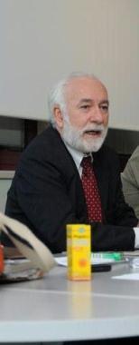 Il segretario provinciale del Fials Ferrucci e, a fianco i lavoratori in assemblea 
