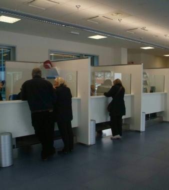 Cittadini agli spoortelli dellAgenzia delle entrate 