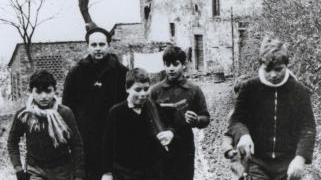Don Lorenzo Milani con i suoi ragazzi a Barbiana