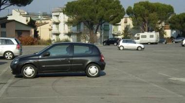 Piazza Moro con i vetri in terra dopo il furto all’auto