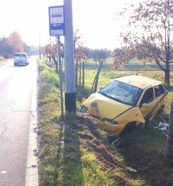 La Punto finita fuori strada in localit&agrave; Quattrostrade 