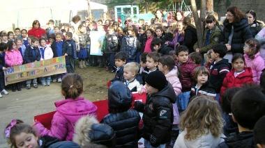 <b>LA FESTA.</b> Gli alunni riuniti in giardini in occasione della giornata dell’albero