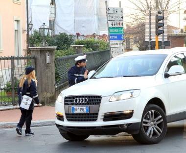 Il controllo di un vigile urbano per l’accesso di un’auto nella Ztl