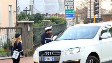 Il controllo di un vigile urbano per l’accesso di un’auto nella Ztl