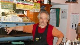 Romano Biolchini nel suo caffè