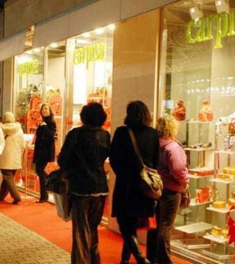 Persone in giro per la citt&agrave; in cerca di regali natalizi 