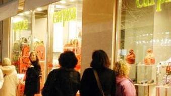 Persone in giro per la città in cerca di regali natalizi