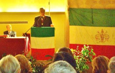 Un momento dellintervento di Vaglini e, a destra, il tricolore esposto 