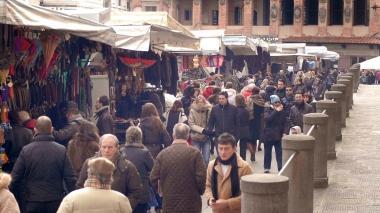 I banchi degli ambulanti in piazza del Duomo