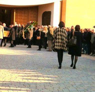 Un momento del funerale e Nicola Agostini morto a 49 anni 