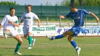Un tentativo di andare a rete del Pisa Sc