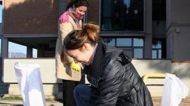 Mamme al lavoro per sistemare il giardino di una scuola (foto di archivio)