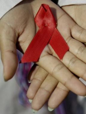 Un fiocco rosso, simbolo della giornata mondiale contro l’Aids