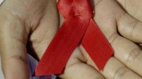 Un fiocco rosso, simbolo della giornata mondiale contro l’Aids