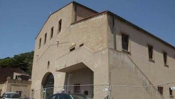 La sede del Parco all’Enfola e una immagine di una balena mentre nuota nelle acque dell’arcipelago toscano