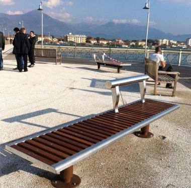 Il pontile di Marina si rif&agrave; il look con le nuove panchine         