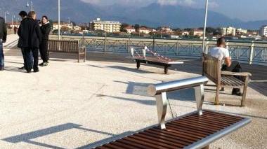 Il pontile di Marina si rifà il look con le nuove panchine