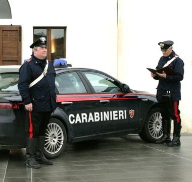 I carabinieri davanti al municipio, a destra il castello di Rosignano dove c’è l’ufficio cultura