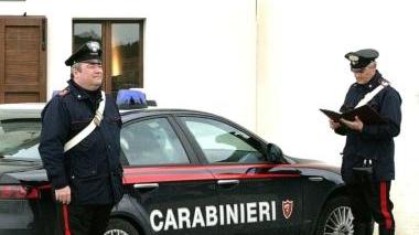 I carabinieri davanti al municipio, a destra il castello di Rosignano dove c’è l’ufficio cultura