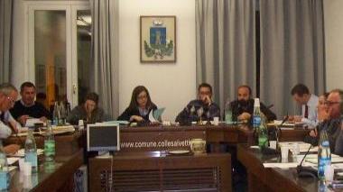 I consiglieri comunali nella sala del Comune di Collesalvetti: al centro il sindaco Lorenzo Bacci