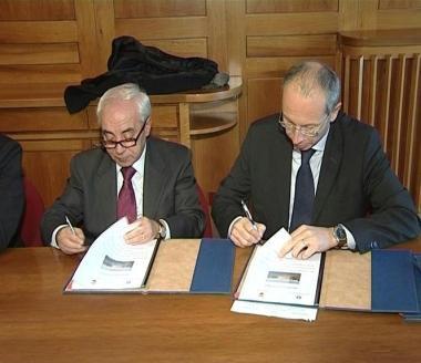 La firma del protocollo fra il prefetto e Pieroni 