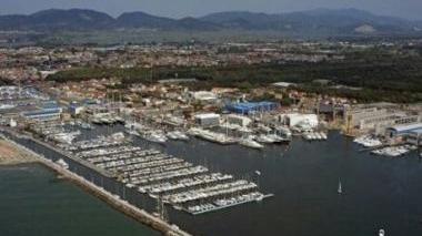La Darsena vista dall’alto; foto piccola, l’approdo della Madonnina, gestito dalla Viareggio porto