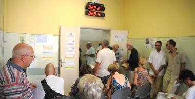 Gente in fila nella sala d’attesa del Centro unico prenotazioni