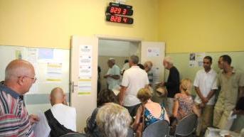 Gente in fila nella sala d’attesa del Centro unico prenotazioni