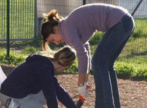 Genitori-giardinieri alla scuola materna
