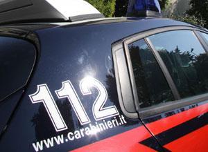 Per evitare la perquisizione si nasconde nell'armadio, arrestato un commerciante