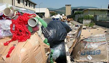 Sequestrate 100 tonnellate di scarti tessili in un deposito