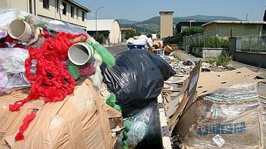 Sequestrate 100 tonnellate di scarti tessili in un deposito