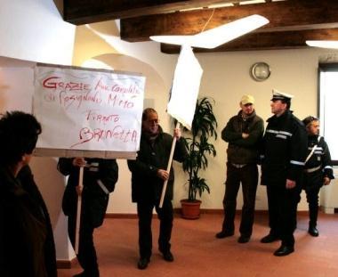 I vigili di Rosignano in una delle proteste sui festivi 