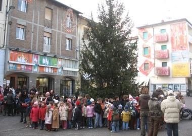  PONTEDERA. Aria di festa? Certo, ma con un solo albero in piazza del Comune. «Nelle ...