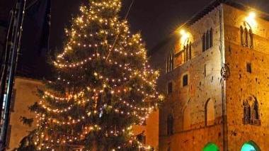 Accesi la luminaria in centro e il grande abete in piazza